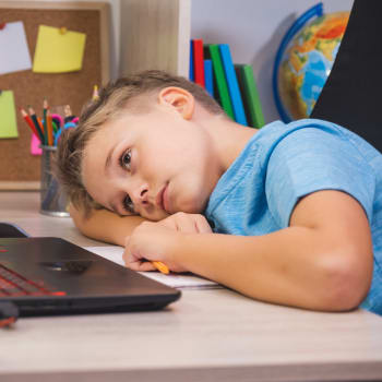 Děti tráví hodiny u monitoru a ztrácejí motivaci i pozornost, varují odborníci. 