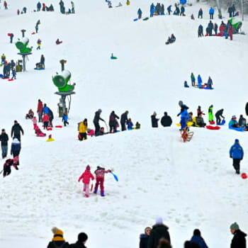 Provozovatelé skiareálů hlásí narvané sjezdovky, lidé jezdí do hor převážně sáňkovat a bobovat. (Ilustrační foto)