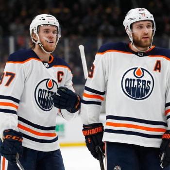 Fenomenální vstup do nové sezony NHL mají Connor McDavid (vlevo) a Leon Draisaitl. První útočník Edmontonu nasbíral v 11 zápasech už 22 bodů, druhý jen o jeden méně.
