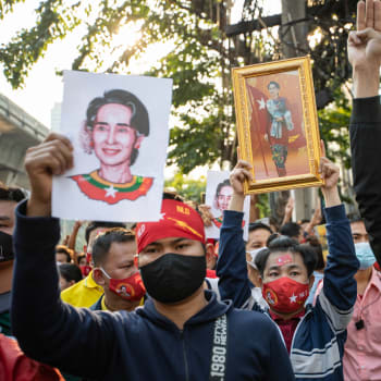 Občané Myanmaru protestují v sousedním Thajsku na podporu vládní šéfky Aun Schan Su Ťij. Moc v zemi převzala armáda pod velením vrchního velitele Min Aun Hlaina.