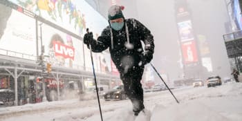 GALERIE: Sněhová bouře v USA přerušila očkování, New York čeká rekordní nadílka