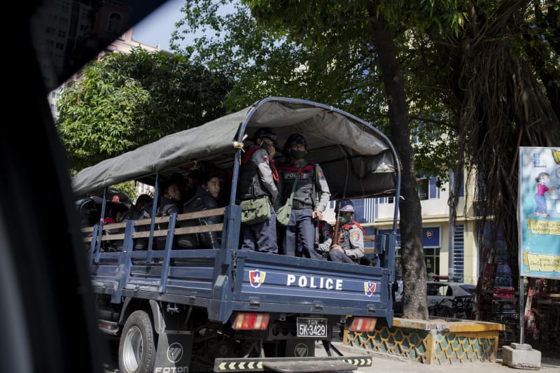 Bezpečnostní složky na ulicích v myanmarském největším městě Rangún.