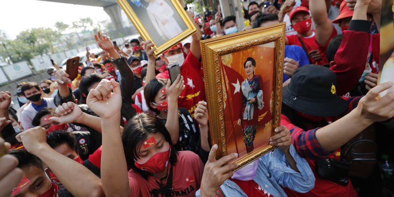 Demonstrace v Thajsku na podporu lídryně Myanmaru Su Ťij a její administrativy.