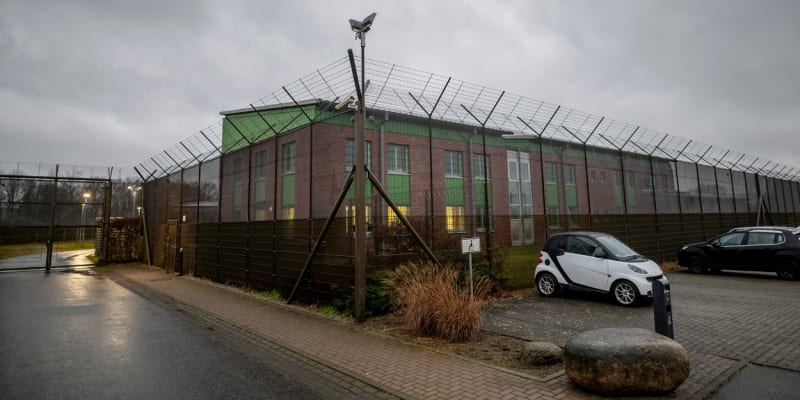Zařízení je součástí nevyužívaného vězeňského ústavu pro mladistvé Moltsfelde v Neumünsteru. 