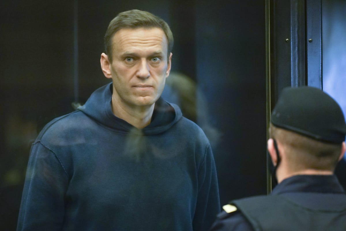 Ruský disident Alexej Navalnyj u soudu, který jej potrestal devíti lety vězení. 