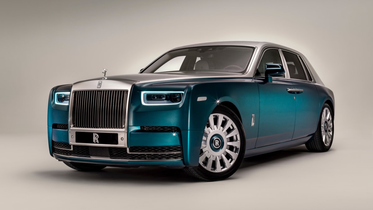 Rolls-Royce Phantom Iridescent Opulence má karoserii v barvě pavího peří. Uvnitř najdete opravdová pírka.