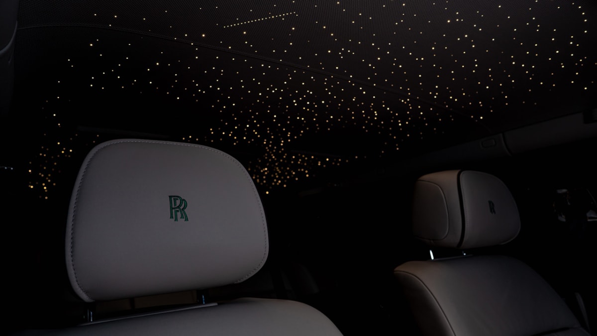 Hvězdná obloha zdobí i strop vozu. Můžete si pustit padající hvězdu.