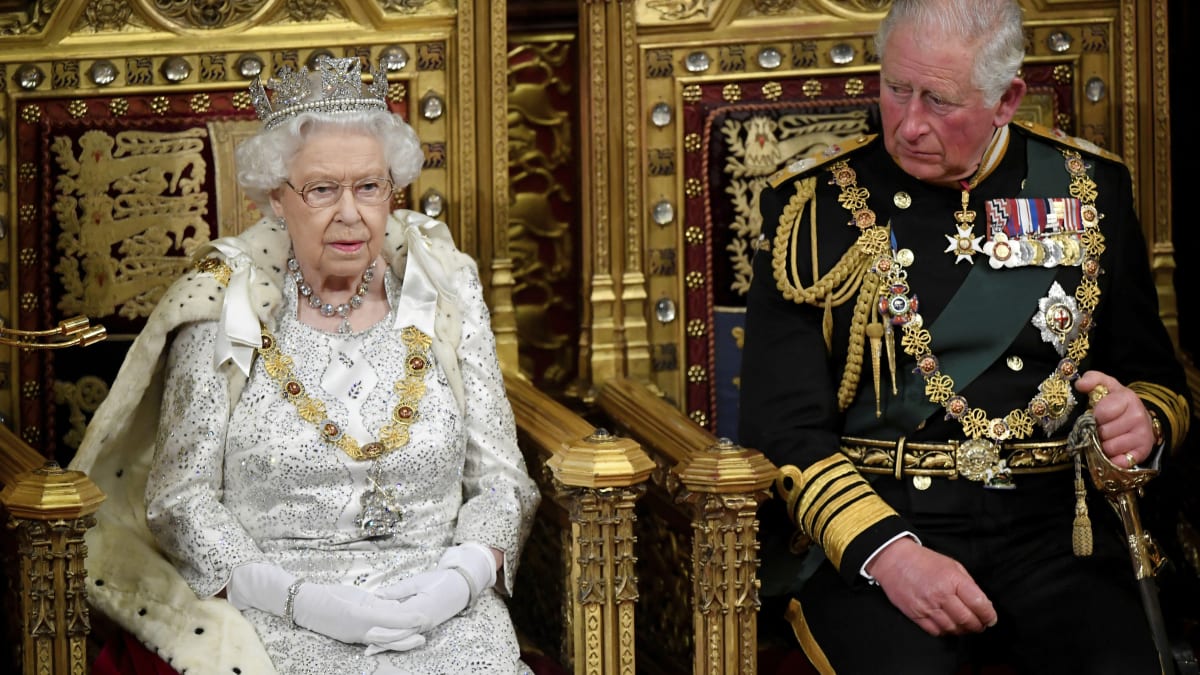 Královna Alžběta II. se svým synem princem Charlesem v britském parlamentu