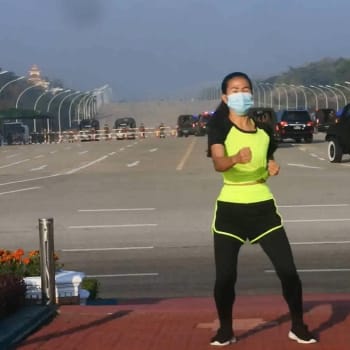 Khing Hnin Waiová cvičila na náměstí ve chvíli, kdy se jí za zády prohnal konvoj policejních vozidel.