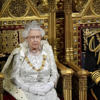 Buckinghamský palác se jménem královny oficiálně vyjádřil k nedělnímu rozhovoru Harryho a Meghan.