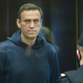 Ruský opoziční předák Alexej Navalnyj u moskevského tribunálu, který jej odsoudil na tři a půl roku do vězení.