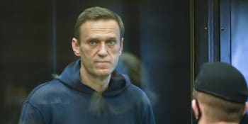 Navalného přesunou do nemocnice. Lékaři se bojí o jeho život