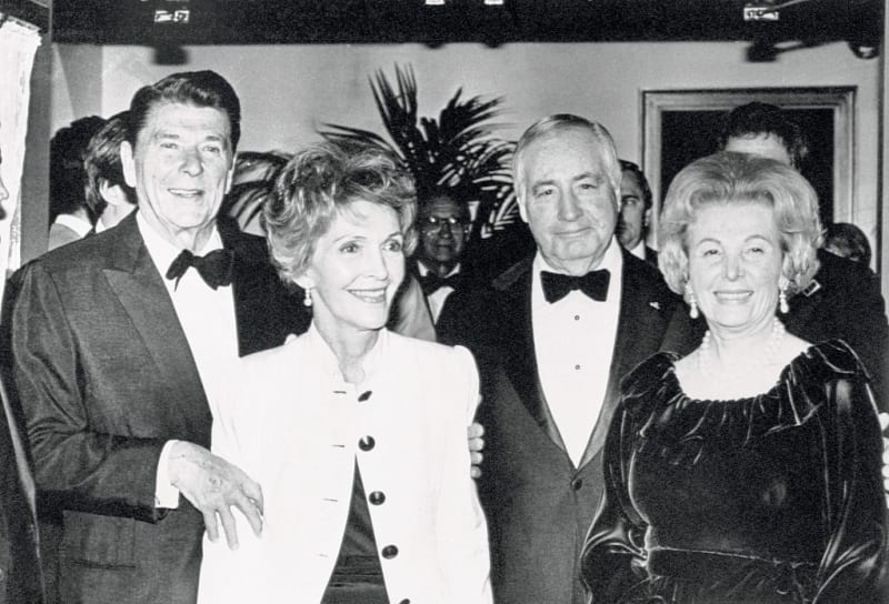 Walter Annenberg a bývalý americký prezident Ronald Reagan (vlevo) s manželkami