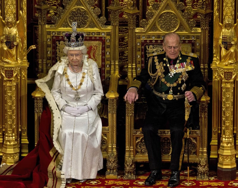 Královna Alžběta II. a její manžel princ Filip sedí ve Sněmovně lordů 9. května 2012.