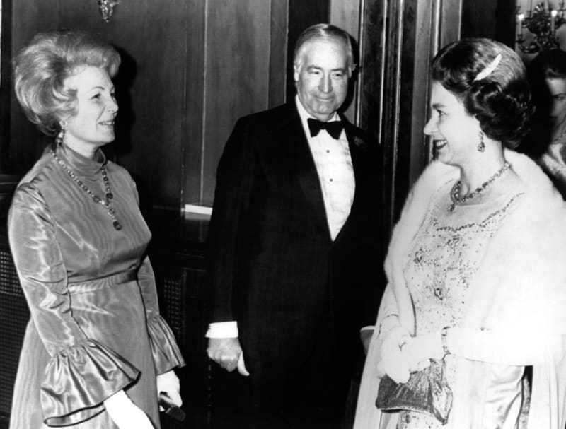 Královna Alžběta II. s velvyslancem Walterem Annenbergem a jeho manželkou (zprava) na snímku z roku 1973 v Královské opeře v Londýně