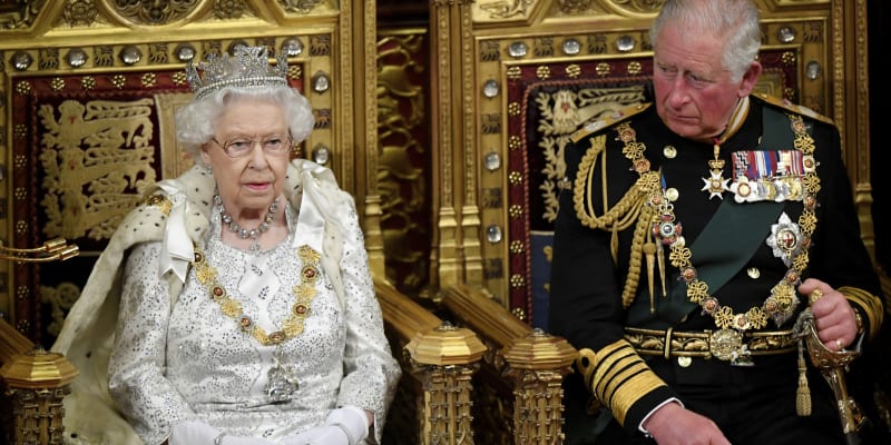 Královna Alžběta II. se svým synem princem Charlesem a prvním následníkem trůnu při otevření parlamentu 14. října 2019