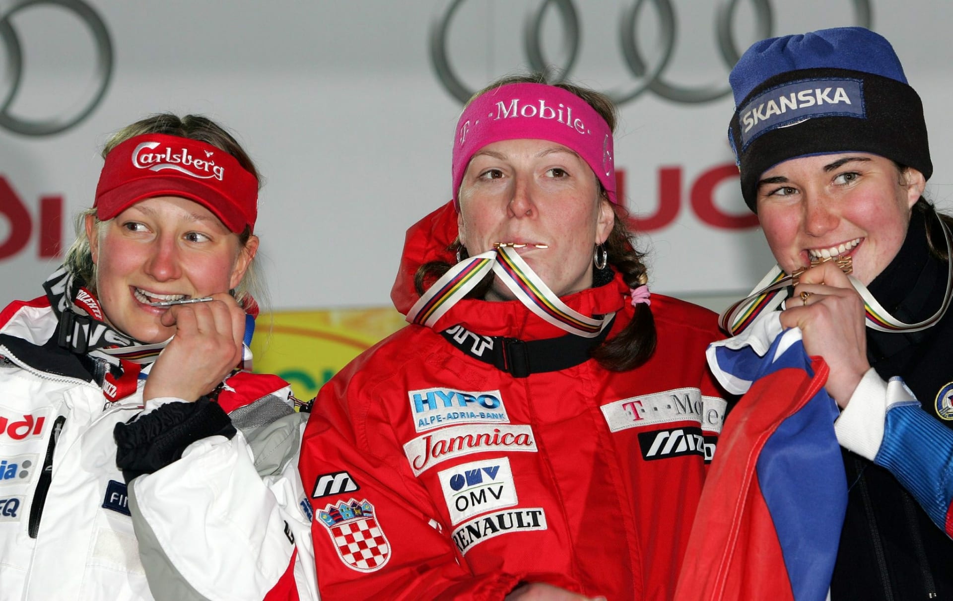 Bronzová radost. Šárka Záhrobská (vpravo) se raduje z prvního medailového zisku na velké světové akci. Uprostřed mistryně světa ve slalomu Janica Kosteličová, vlevo stříbrná medailistku Tanja Poutiainenová.