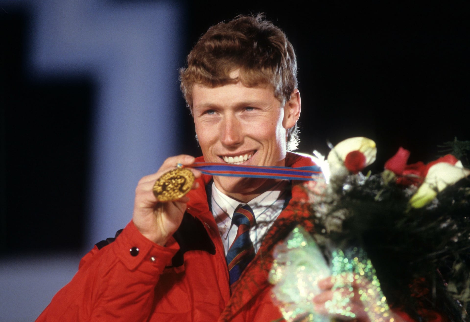 Pirmin Zurbriggen převzal zlatou medaili v Calgary za vítězství ve sjezdu.