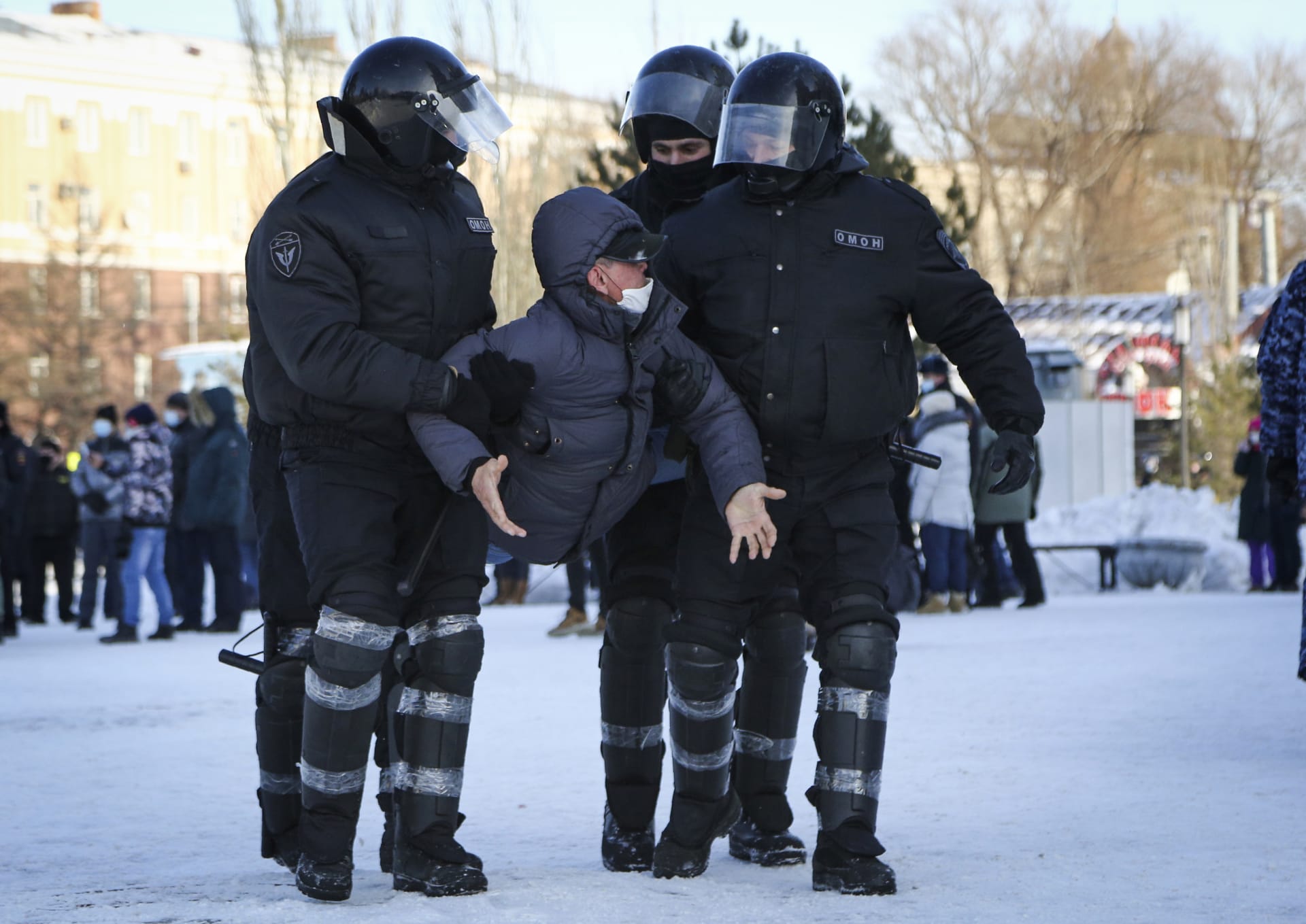 Policisté zatýkali demonstrující po celé Moskvě, někteří z nich strávili noc ve vazbě.