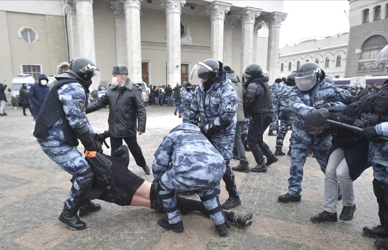 Během úterních demonstrací v Moskvě policisté kromě civilistů odváděli také novináře.