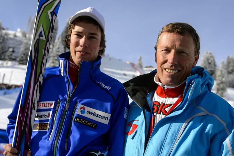 Pirmin Zurbriggen (vpravo) a jeho syn Elia v roce 2013 po debutu při světovém poháru v Adelbodenu