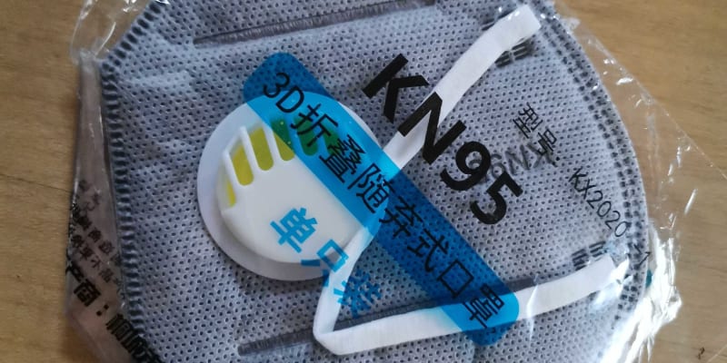 Čínský respirátor KN95, který nemá evropskou certifikaci