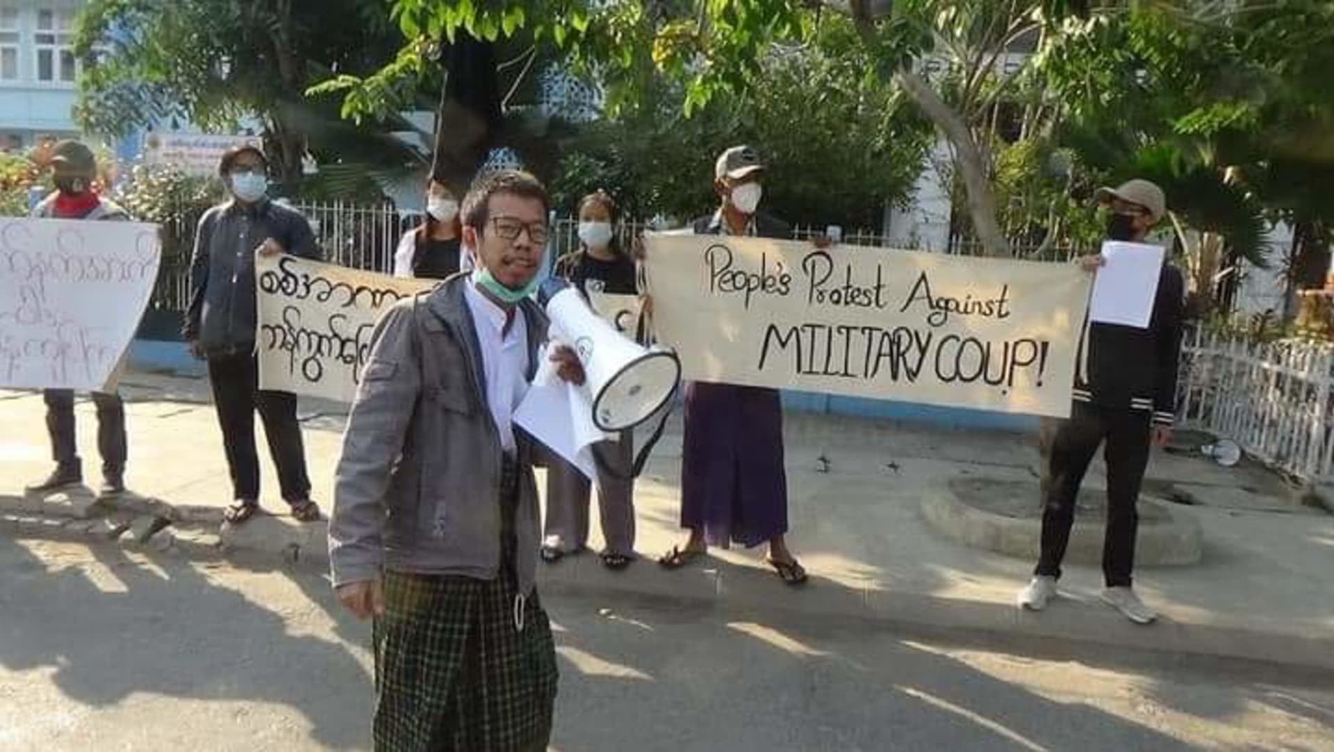 Před lékařskou univerzitou v Mandalaji, druhém největším městě Myanmaru, se sešlo okolo dvacítky protestujících.