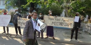 První otevřený protest v Myanmaru. Propusťte uvězněné politiky, žádají demonstranti
