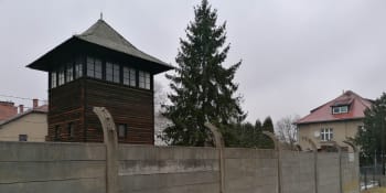 Vězeňské zdi v Osvětimi někdo posprejoval antisemitskými nápisy. Pachatele hledá policie