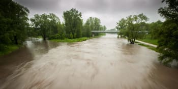 Na jihu Čech hrozí povodně. Meteorologové varují také před silným větrem