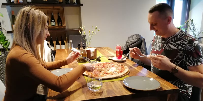 Pizza v otevřené hospodě U Třech bratrů v Těšíně, 350 metrů od českých hranic