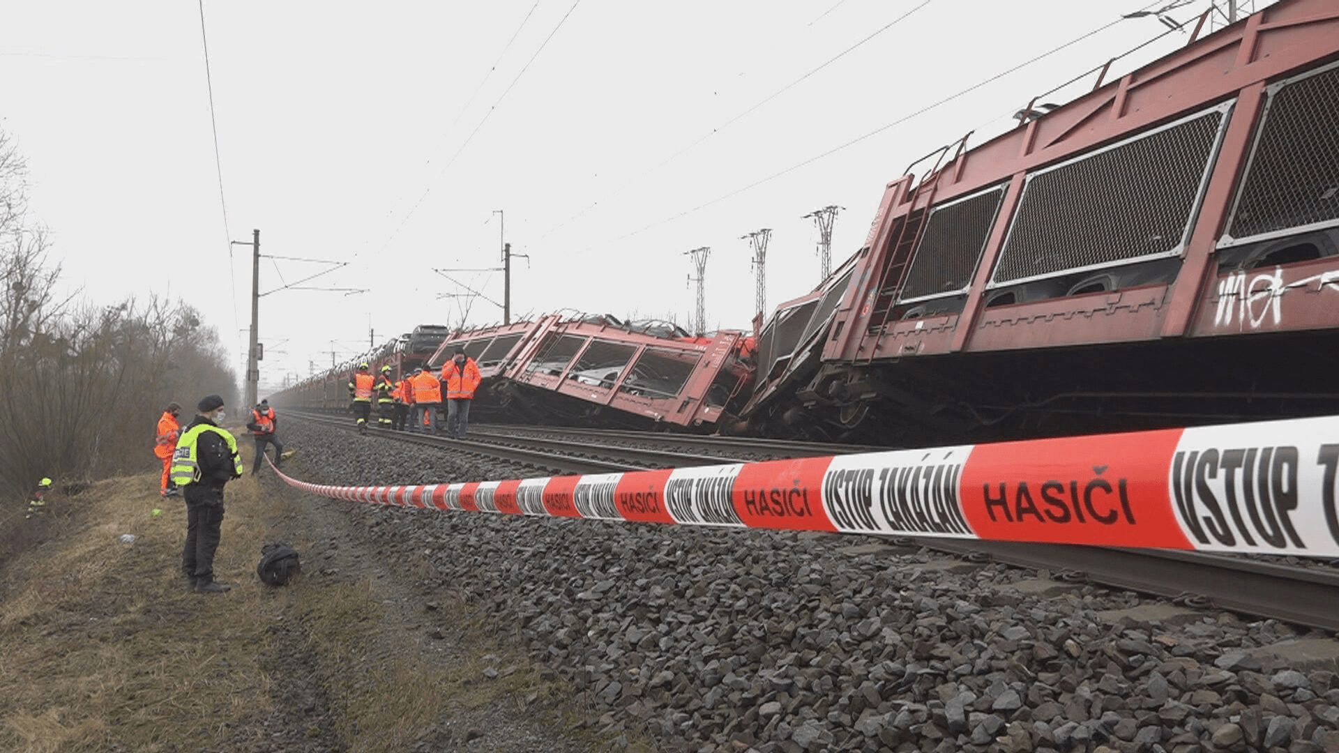 Srážka dvou nákladních vlaků v Otrokovicích na Zlínsku zastavila provoz  na trati.