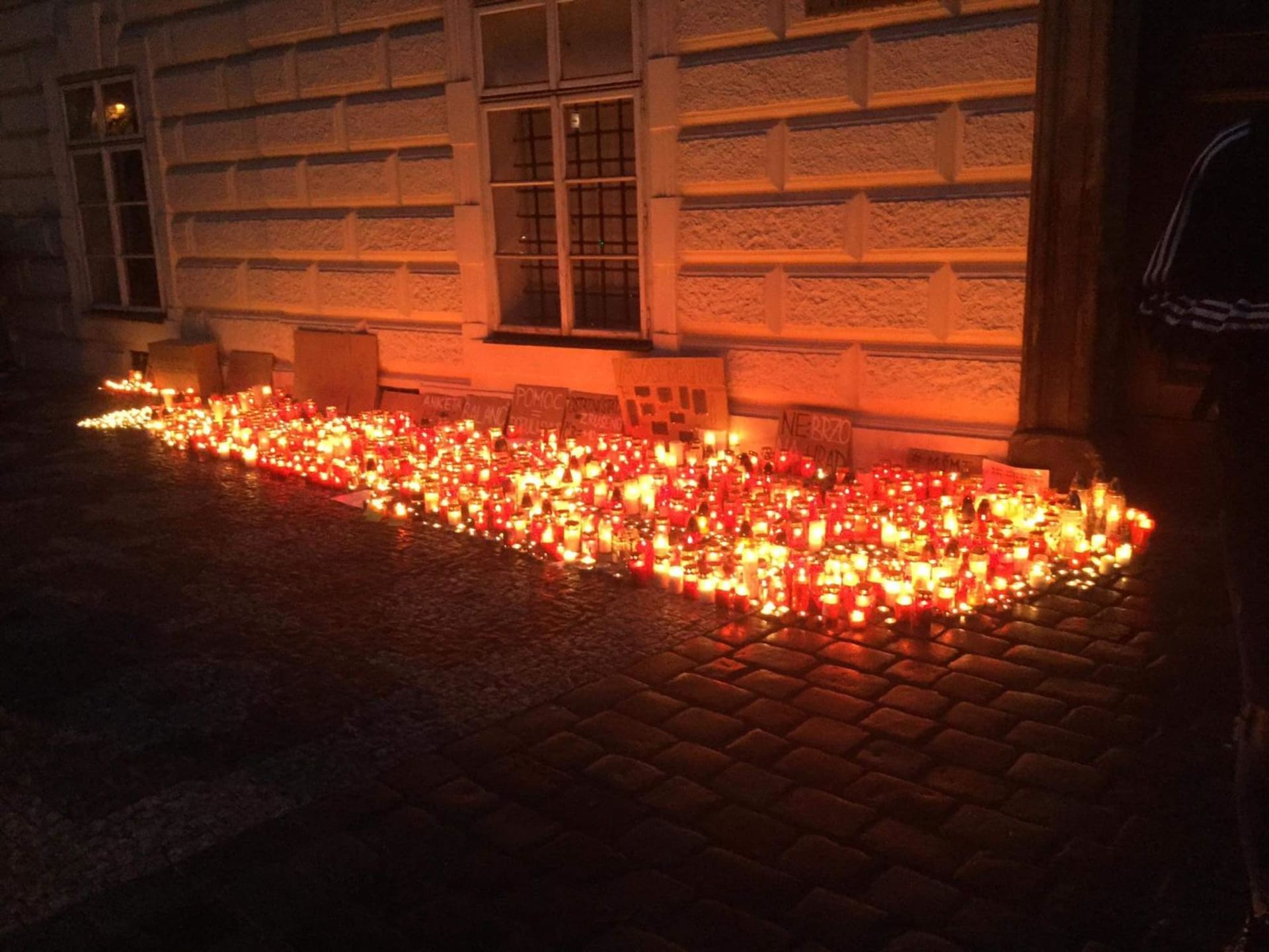 K večeru už před budovou ministerstva hořely stovky svíček.