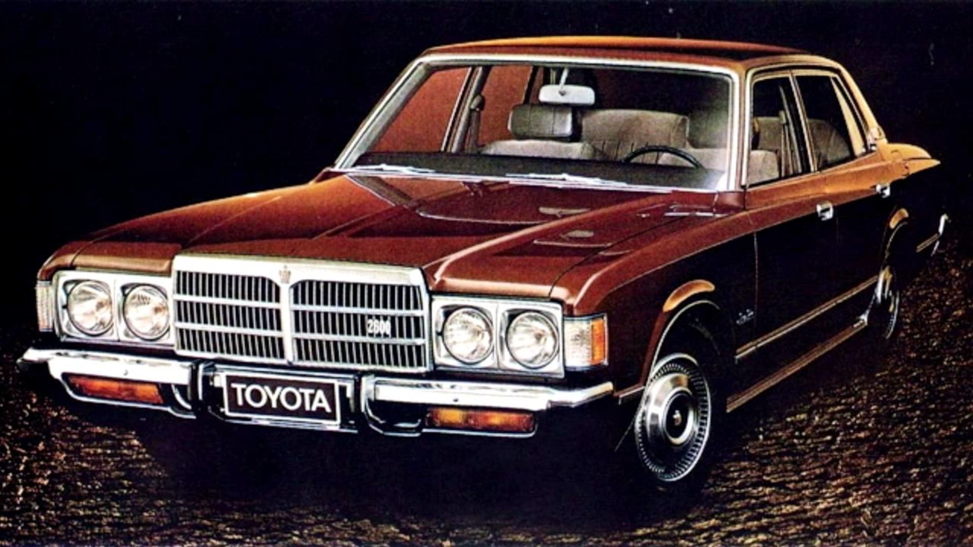 První autem vybaveným systémem vypínání motoru byl japonský reprezentativní sedan Toyota Crown.