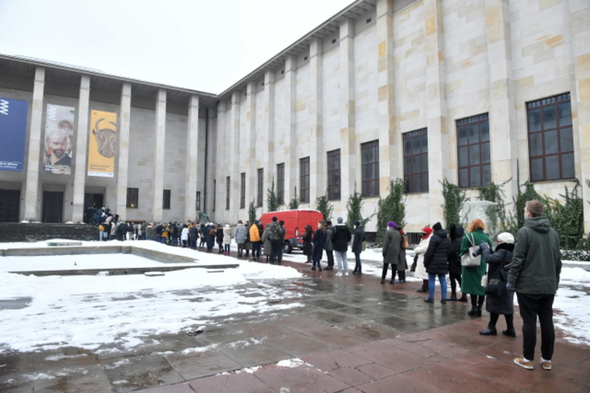 Lidé se po rozvolnění opatření masově vydali do Národního muzea ve Varšavě. 