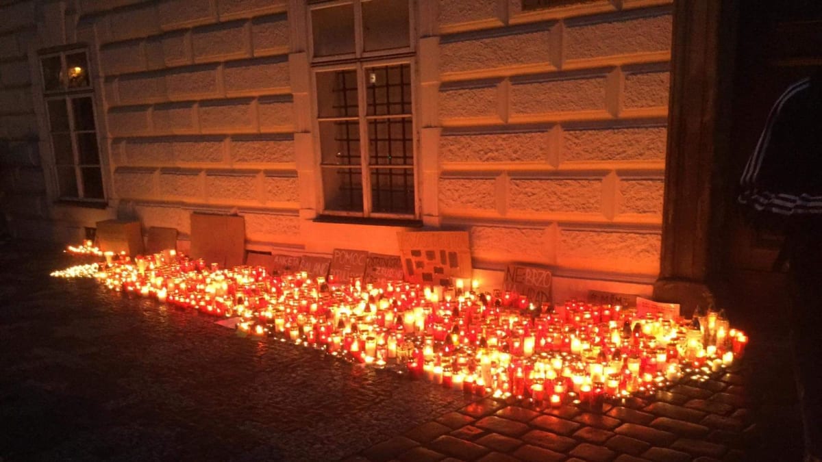 K večeru už před budovou ministerstva hořely stovky svíček.