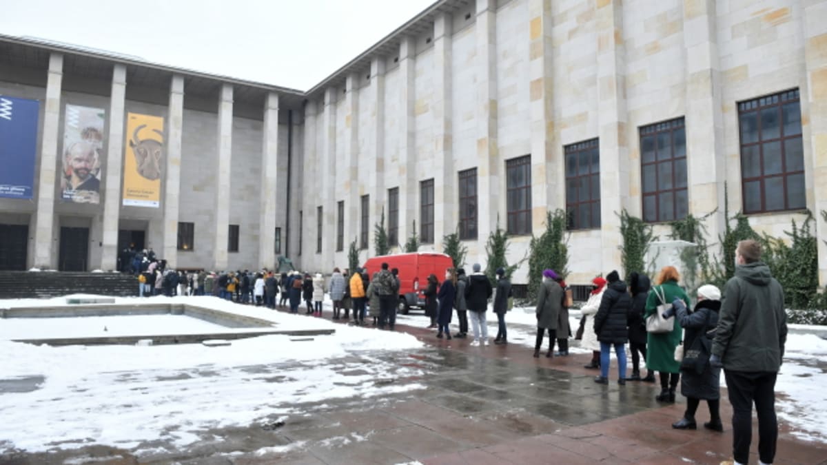 Lidé se po rozvolnění opatření masově vydali do Národního muzea ve Varšavě. 