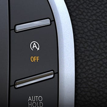 Pevné tlačítko deaktivujcí motor při jeho nepotřebě se z aut pomalu vytrácí a mizí v hloubi palubních menu. Reálný význam systém přitom nemá.
