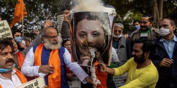 Demonstranti v Indii spálili plakáty Rihanny a Grety: Jejich vměšování nebudeme tolerovat