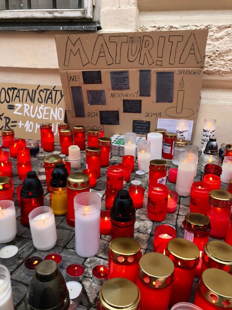 Maturanti na protest zapalují svíčky před ministerstvem školství
