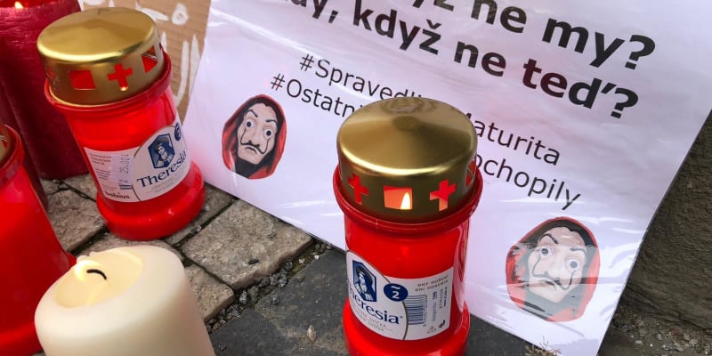 Maturanti na protest zapalují svíčky před ministerstvem školství