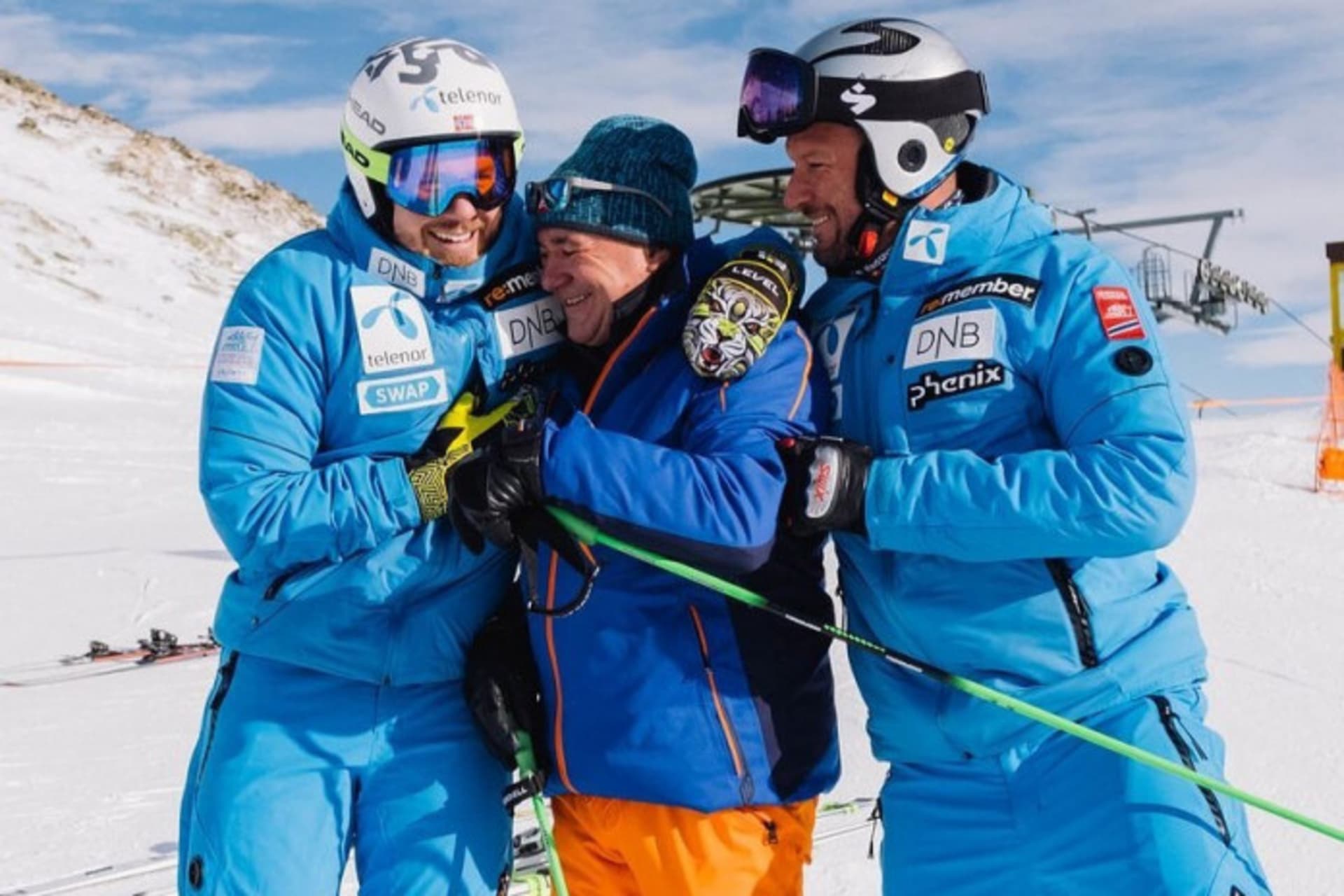 Franz Gamper s norskými lyžaři na svahu (Zdroj: Facebook / Kjetil Jansrud)