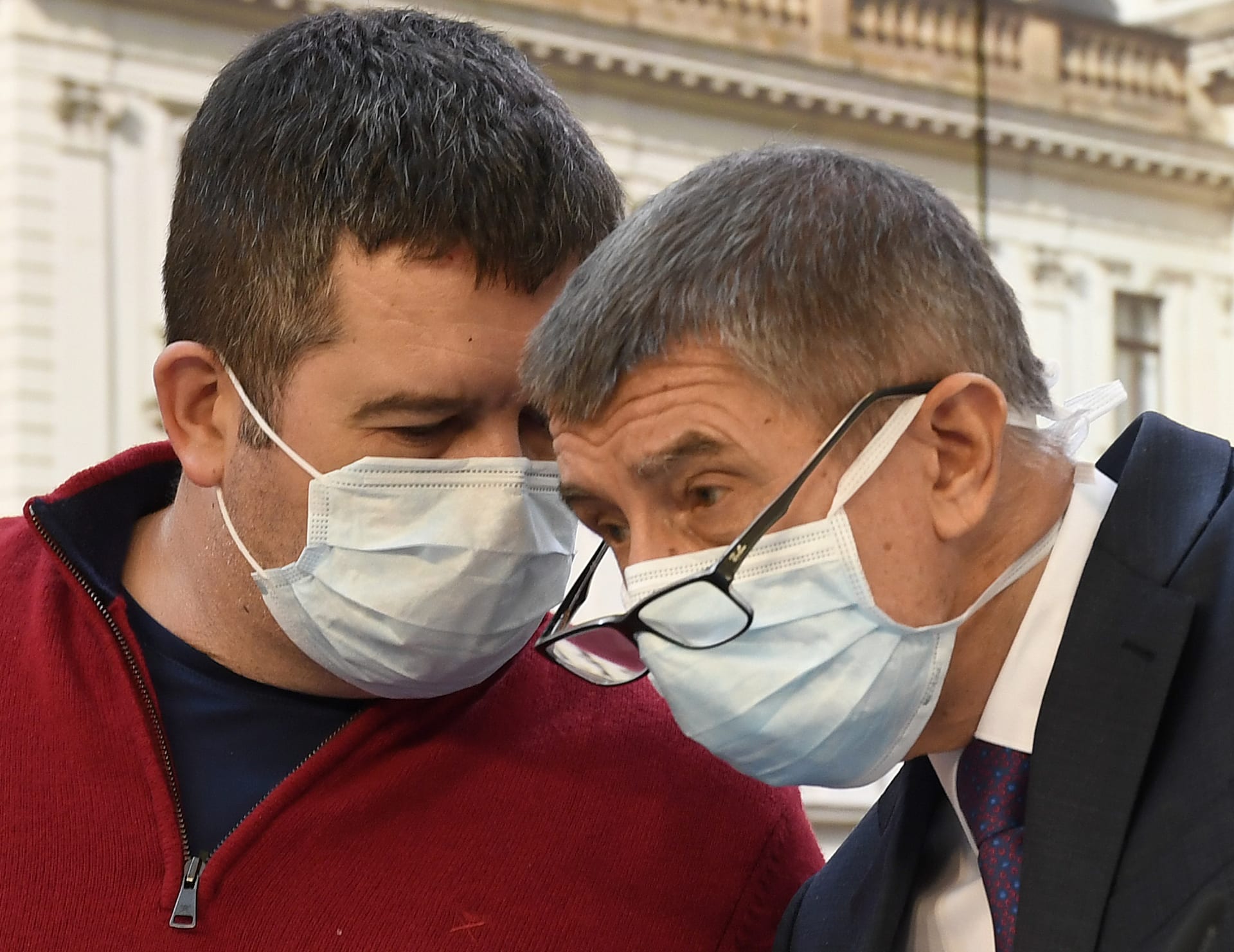 Jan Hamáček a Andrej Babiš se radí na tiskové konferenci vlády při jarní první vlně koronaviru (zdroj: ČTK)
