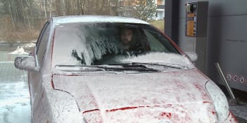 Mytím autu v zimě prodloužíte životnost, ale pozor na mráz i stáří vozu