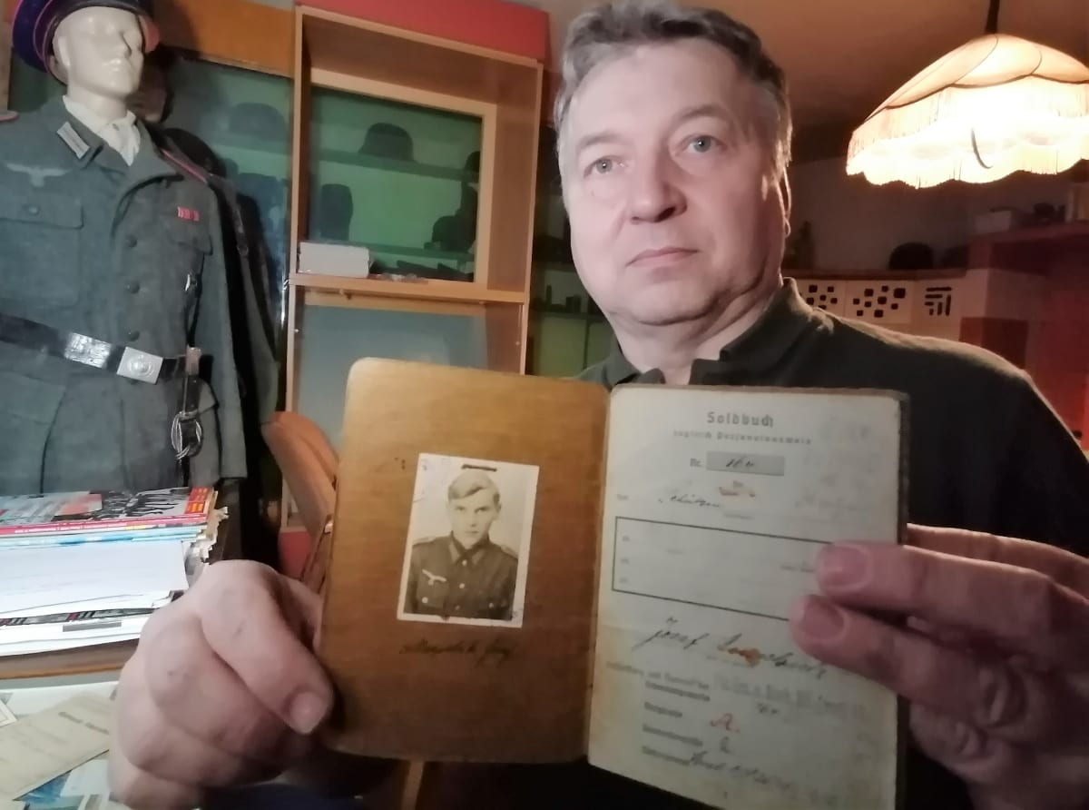Václav Šafarčík ze spolku Hultschiner Soldaten s vojenskou knížkou odvedence do wehrmachtu z Hlučínska