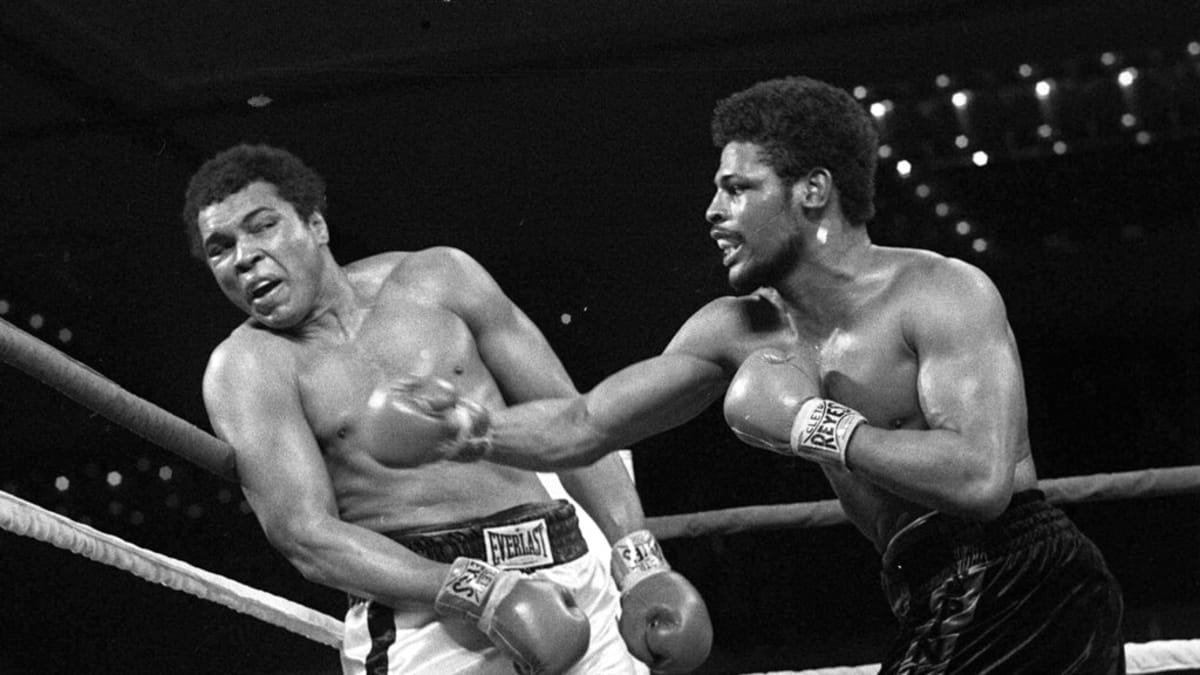 Leon Spinks (vpravo) uštědřuje pravý hák Muhammadu Alimu během zápasu o mistrovský titul v roce 1978 v Las Vegas.