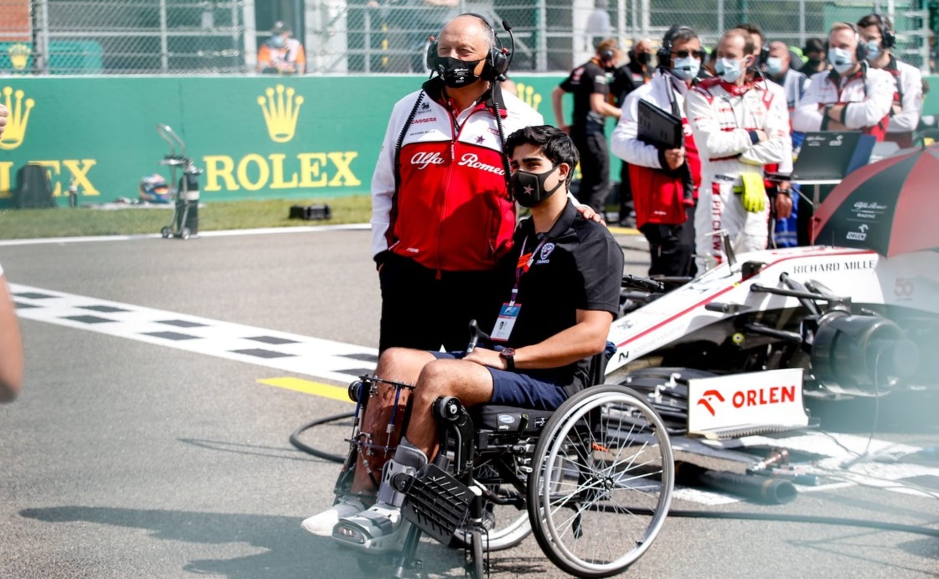 Juan Manuel Correa (na vozíku) se po vážném zranění vrací k závodění. Na fotografii se nachází na belgickém okruhu Spa, kde se v roce 2019 podruhé narodil. Antoine Hubert takové štěstí neměl.