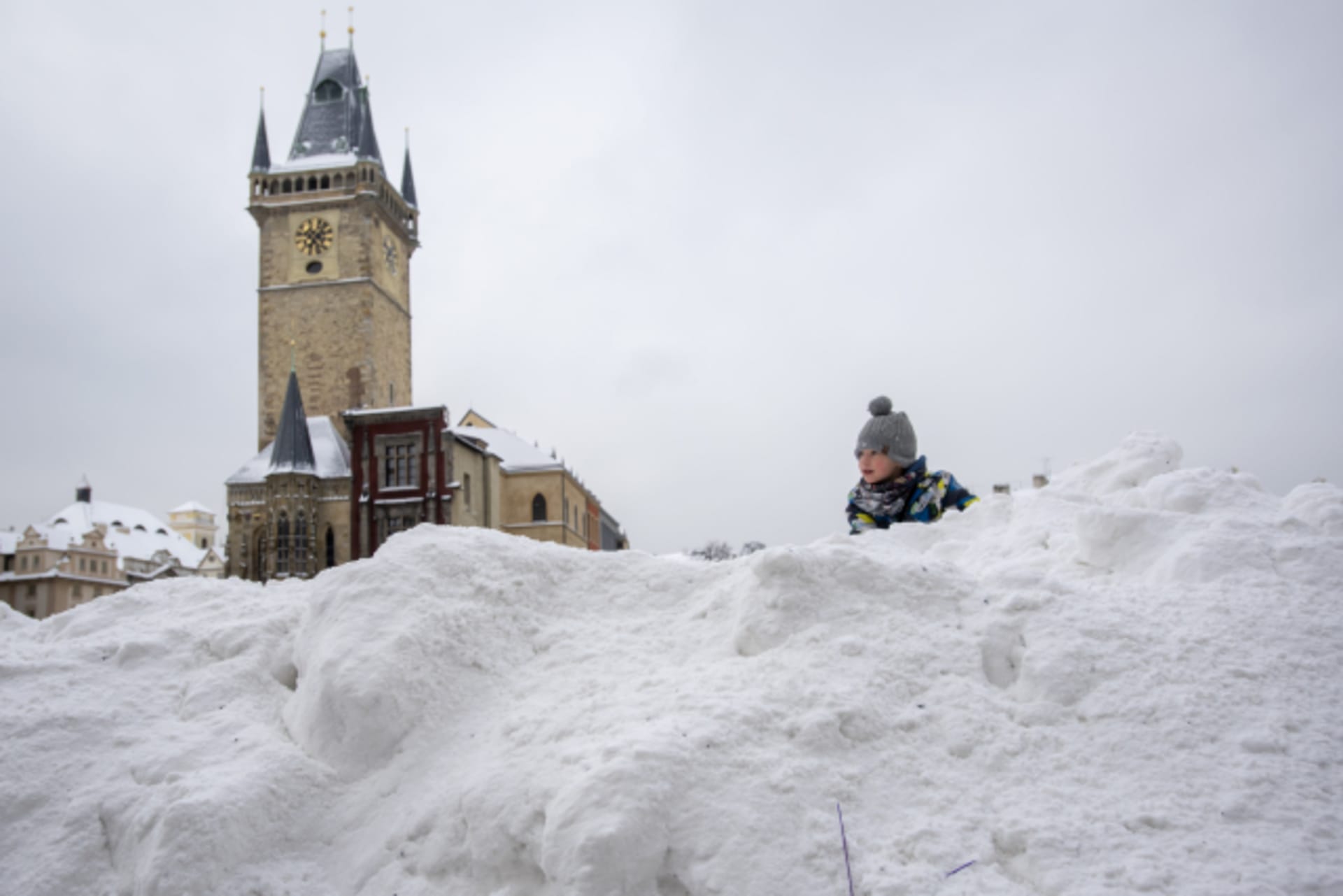 Rolba nahrnula na Staroměstské náměstí velké množství sněhu.
