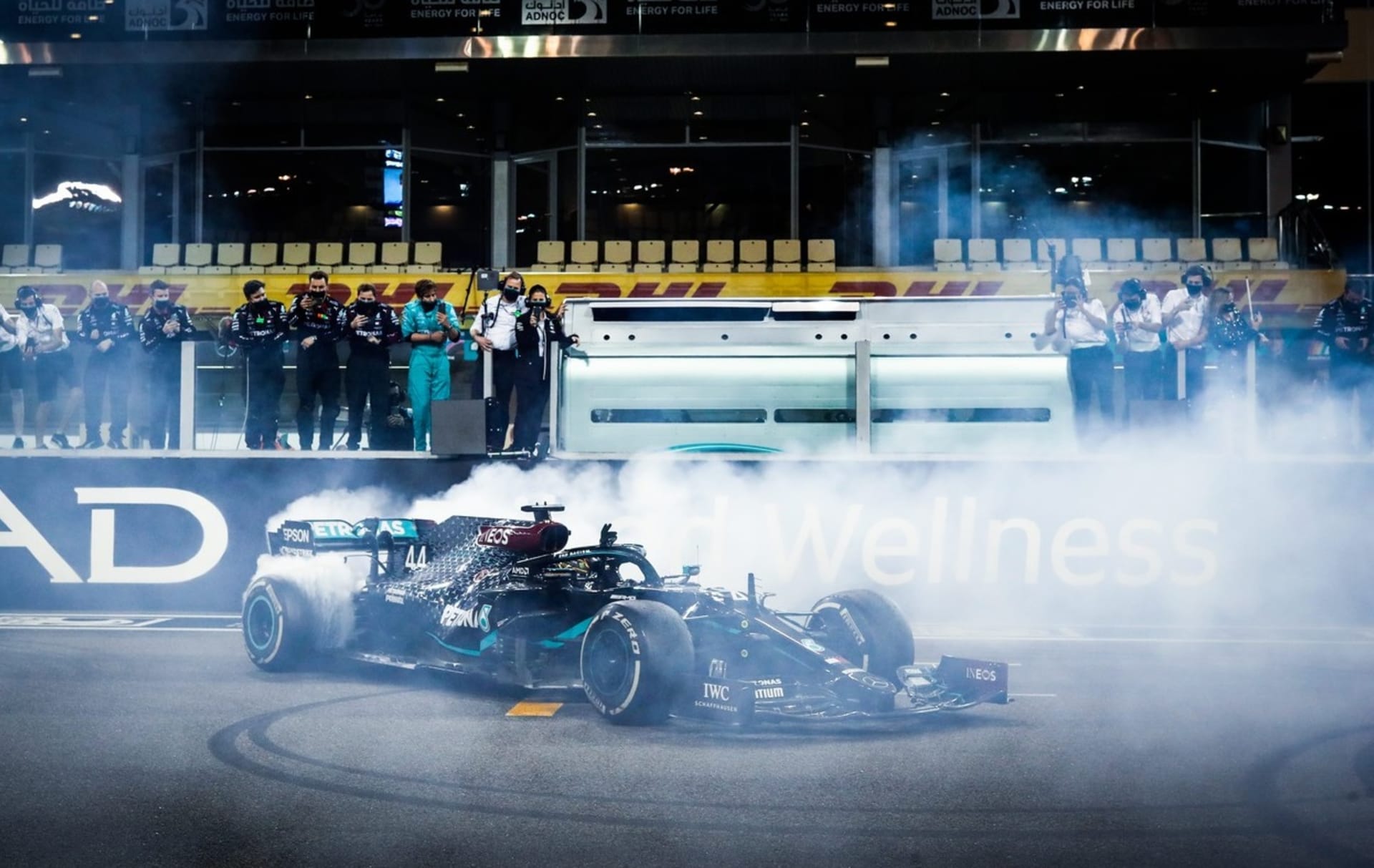 Takto Lewis Hamilton slavil konec minulé sezony v Abú Dhabí. Další titul mistra světa může v barvách týmu Mercedes přidat letos.