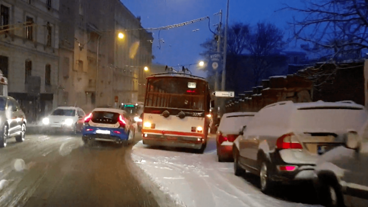 Kalamita v Česku. Kvůli sněhu stojí vlaky i D1, problémy má také městská doprava.